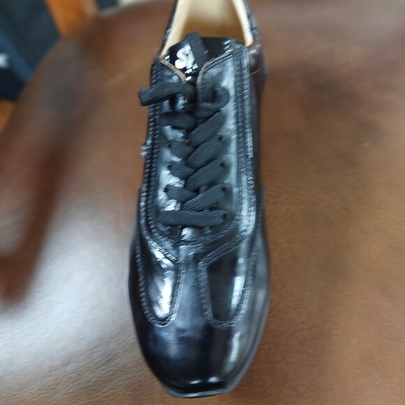 Patent leather women's walking shoe. - Picture 4 of 8